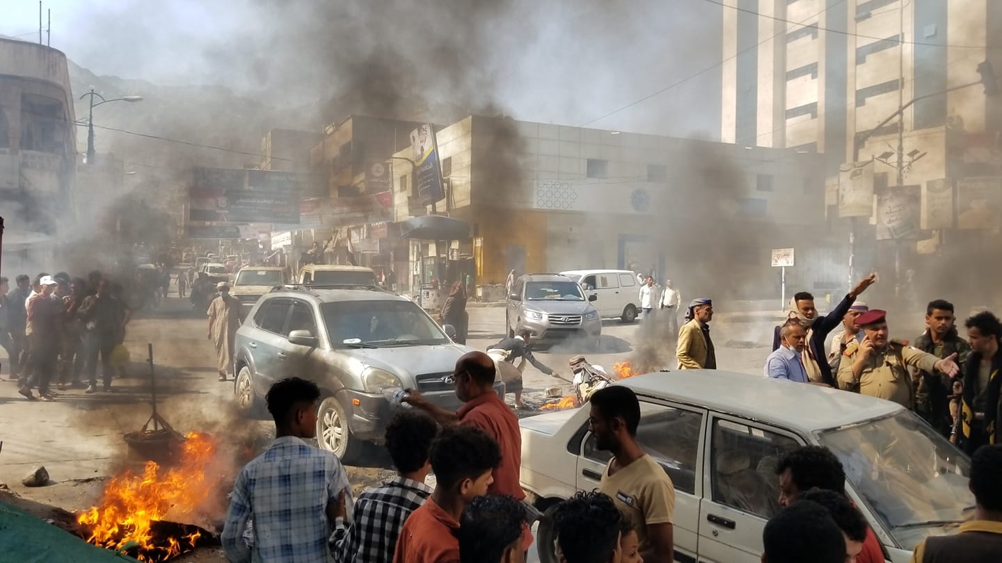 شاهد بالفيديو: محتجون غاضبون في تعز يهتفون ضد التحالف