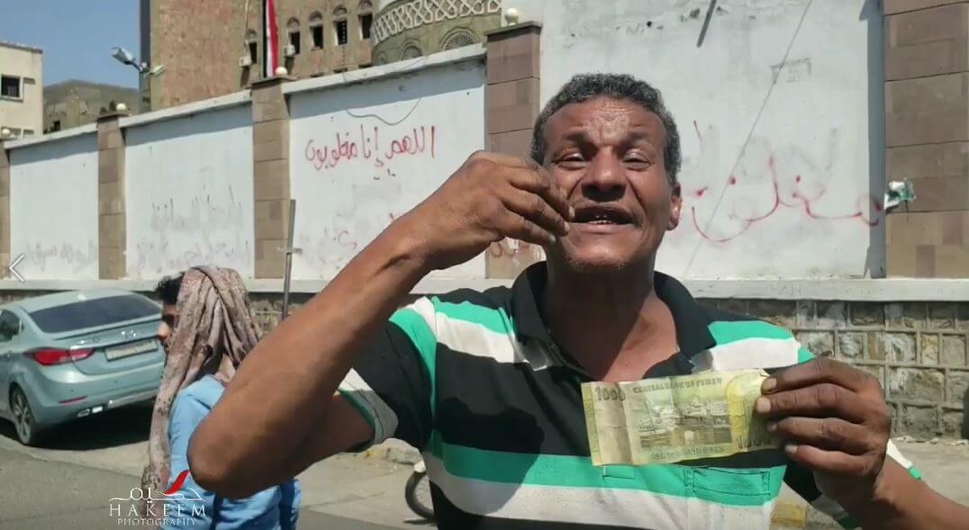 شاهد: صرخة مواطن من تعز.. الذي معه 8 أطفال كيف يعملهم، يحرقهم أو يذبحهم؟