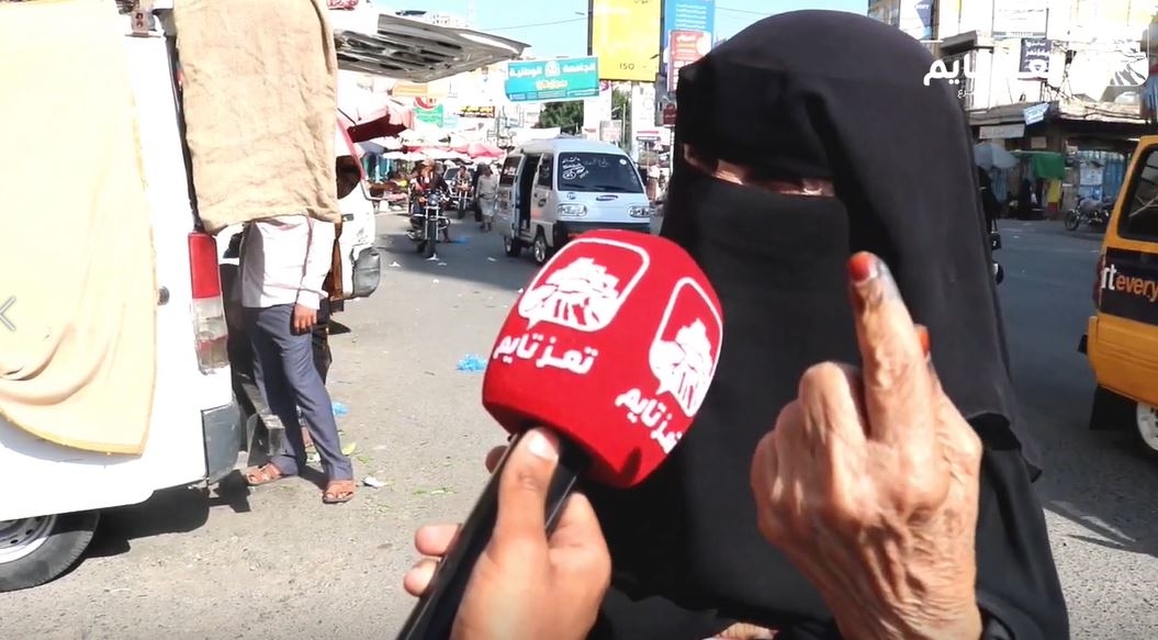 فيديو مؤثر لامرأة من تعز تشكو غلاء الأسعار