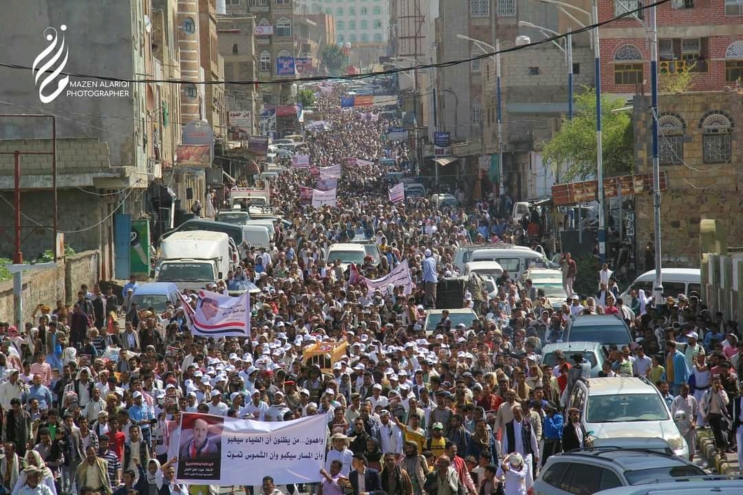 بالفيديو: هكذا ودعت تعز القيادي ضياء الحق الأهدل في جنازة مهيبة