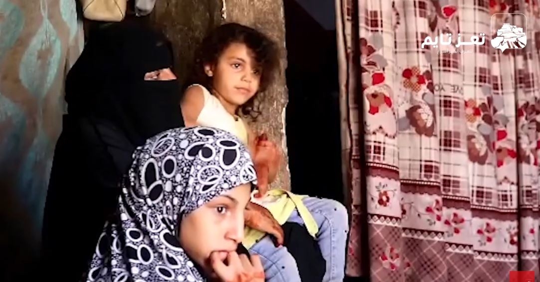 شاهد: قصة امرأة من تعز تعيش وأطفالها صنوف المعاناة والأوجاع