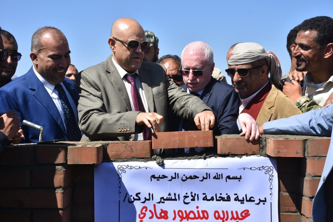 محافظ تعز يضع حجر أساس مشروع جامعة الحجرية