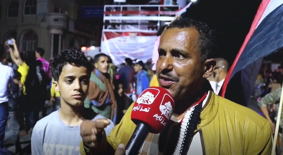 شاهد: سقاء الثوار في ساحة الحرية يتحدث لتعزتايم في ذكرى فبراير