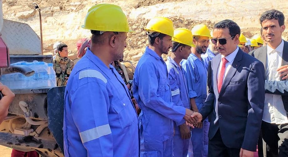 محافظ شبوة يفتتح ميناء قنأ على سواحل البحر العربي