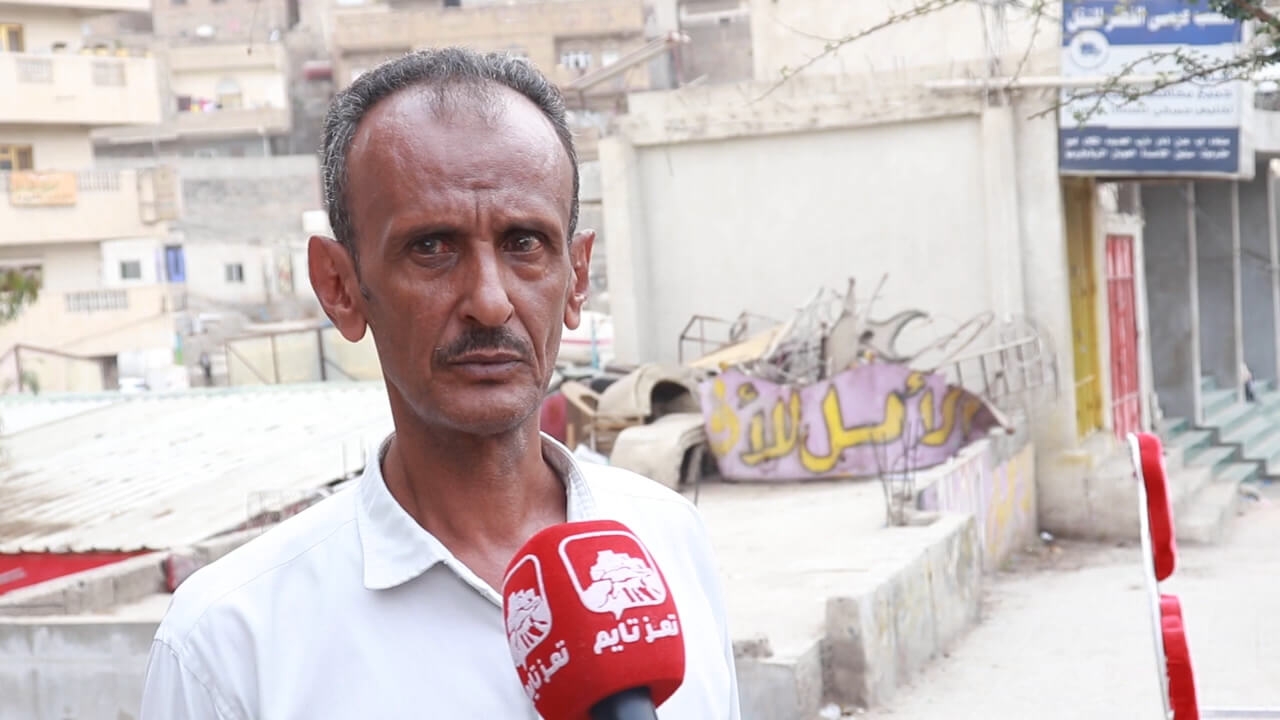 شاهد: مواطن يوجه رسالة إلى محافظ تعز