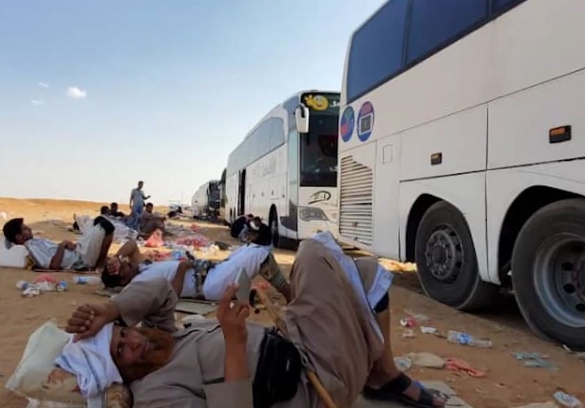 شاهد: يمنيون يفترشون العراء في الصحارء على حدود السعودية