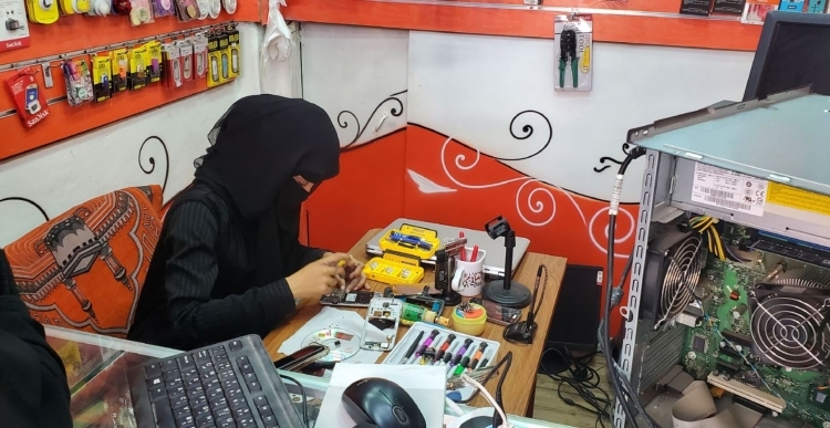 أنيسة السلامي .. أول فتاة تقتحم مهن الرجال في تعز