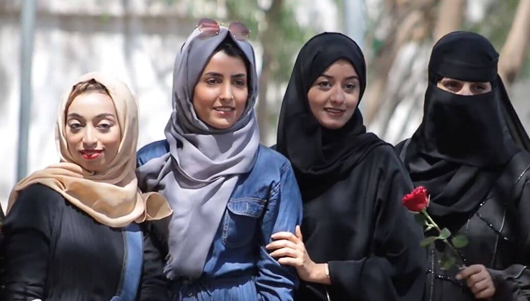 هكذا احتفل شباب وفتيات تعز​ بعيد الحب رغم ظروف الحرب
