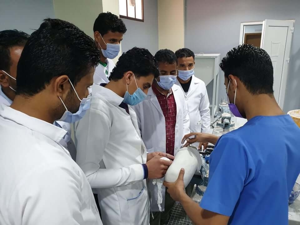 المركز العربي في سلطنة عمان يبدأ تأهيل الفنيين اليمنيين لتركيب الأطراف الصناعية