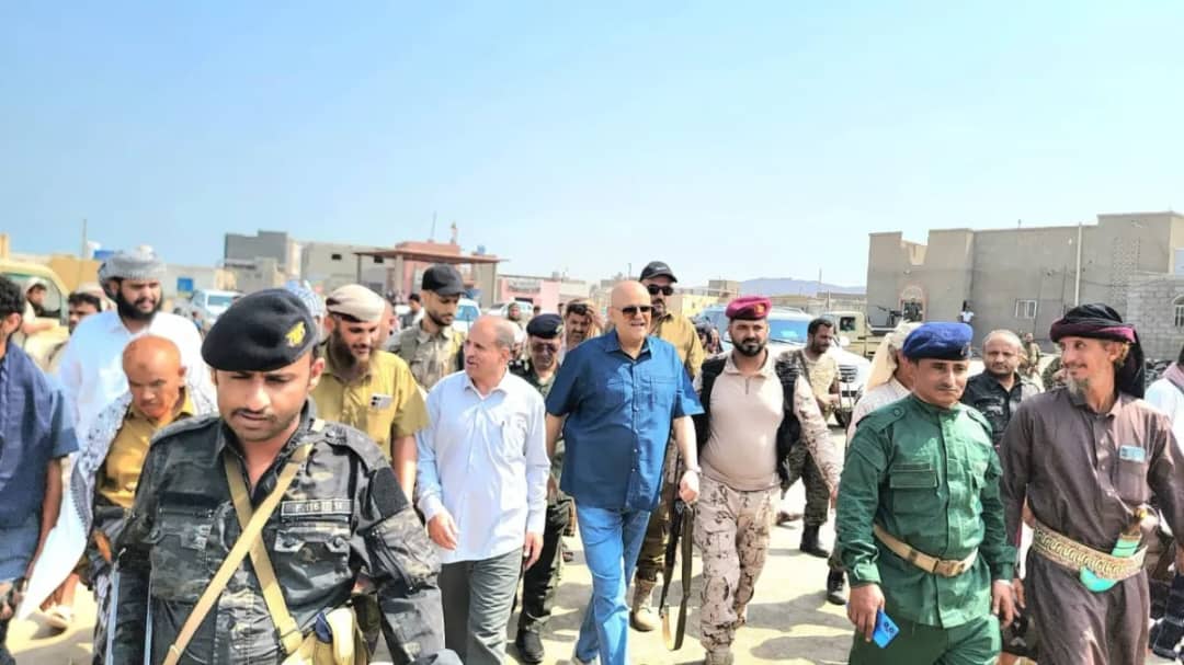 محافظ تعز يتفقد أضرار مرفأ باب المندب ويشيد بجهود القوات البحرية وخفر السواحل في مكافحة التهريب