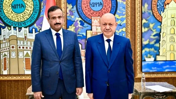 العليمي يبحث مع محافظ شبوة مستجدات الأوضاع الأمنية والعسكرية والخدمية