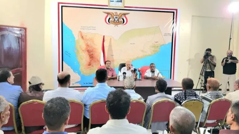 محافظ تعز: التصعيد الحوثي في الساحل الغربي يخدم مساعي إيران للسيطرة على خطوط الملاحة الدولية في باب المندب