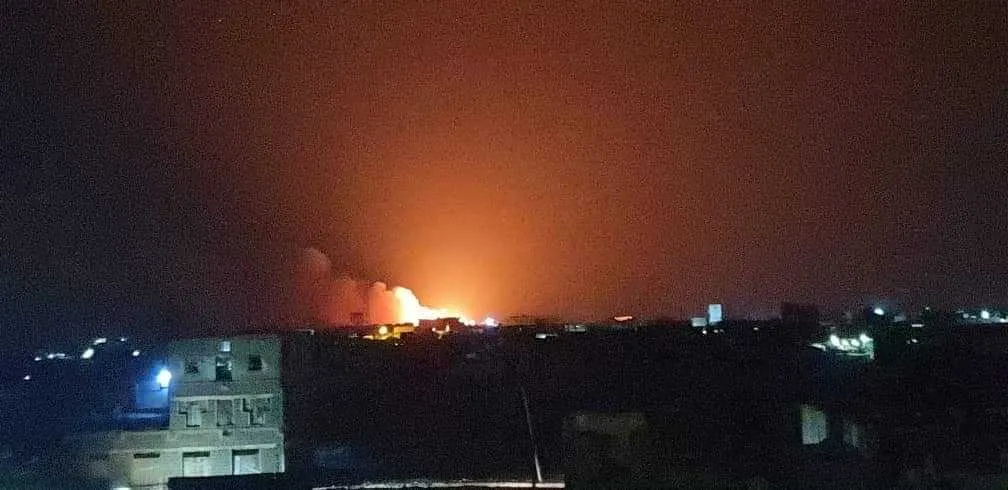تجدد الهجوم الحوثي على ميناء المخا والدفاعات الجوية تعترض المسيّرات والصواريخ