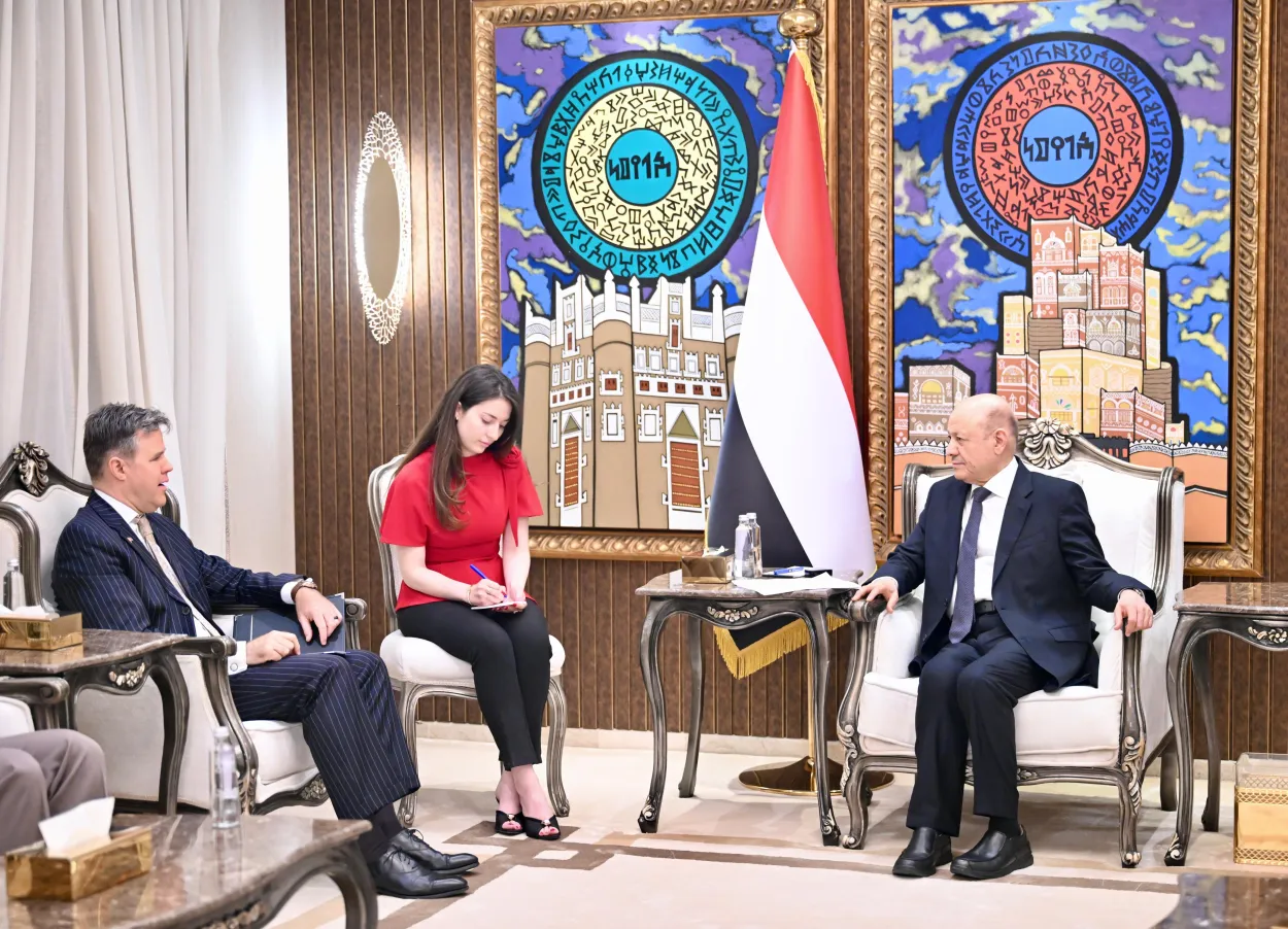 الرئيس العليمي: استهداف ميناء المخا يكشف حرب المليشيات الممنهجة على مقدرات الشعب اليمني وشرايين حياته