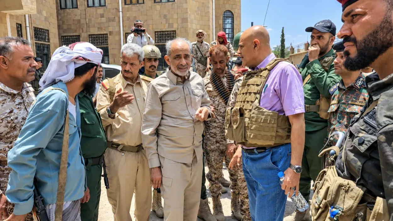 الفريق الصبيحي يتفقد جبهات تعز ويشدد على رفع الجاهزية وتعزيز التنسيق العسكري