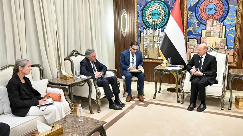 الرئيس العليمي: الدفاع عن باب المندب حماية لأمن الممرات العالمية والإمدادات المنقذة للحياة