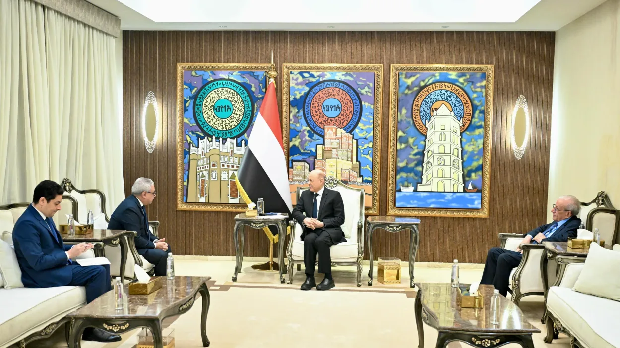 الرئيس رشاد العليمي: تغيير الوضع العسكري قرب باب المندب ليس شأنا يمنيا فقط