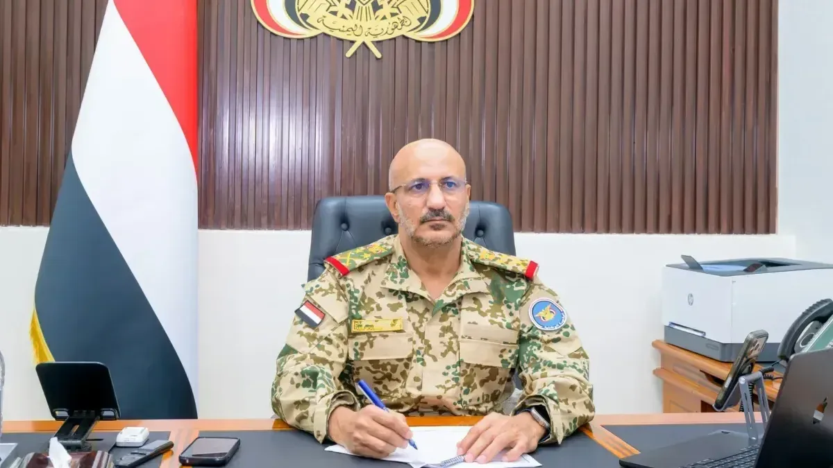 طارق صالح يوجه بإعادة ترتيب القوات في الساحل الغربي وتشكيل مركز قيادة بديل