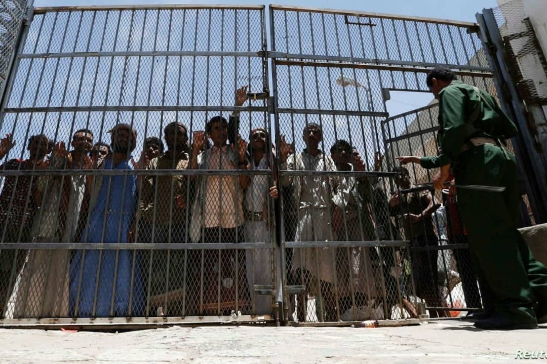 معتقل سابق في سجون صنعاء لـ"تعز تايم" معتقلات المليشيا لا تختلف كثيرًا عن معتقلات دمشق