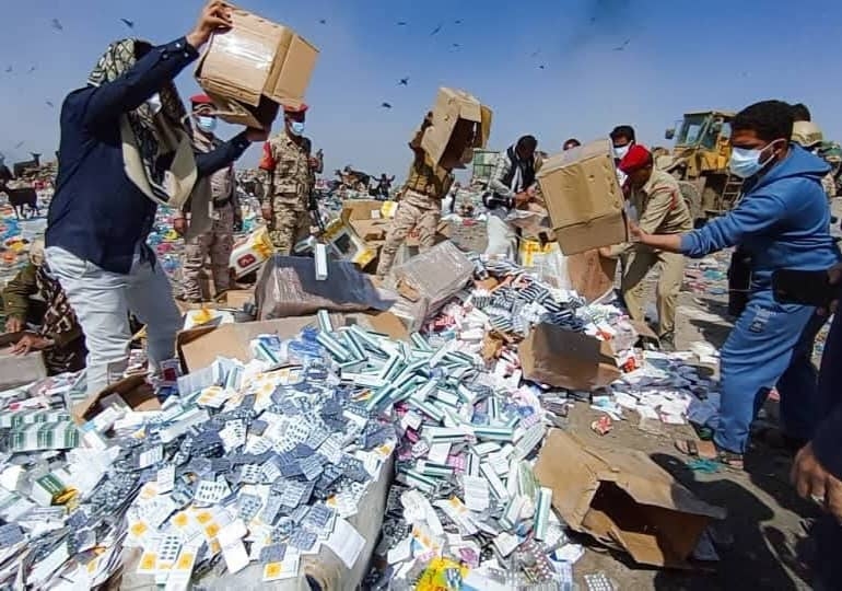 مصلحة الجمارك تتلف شحنة من الادوية المهربة في تعز