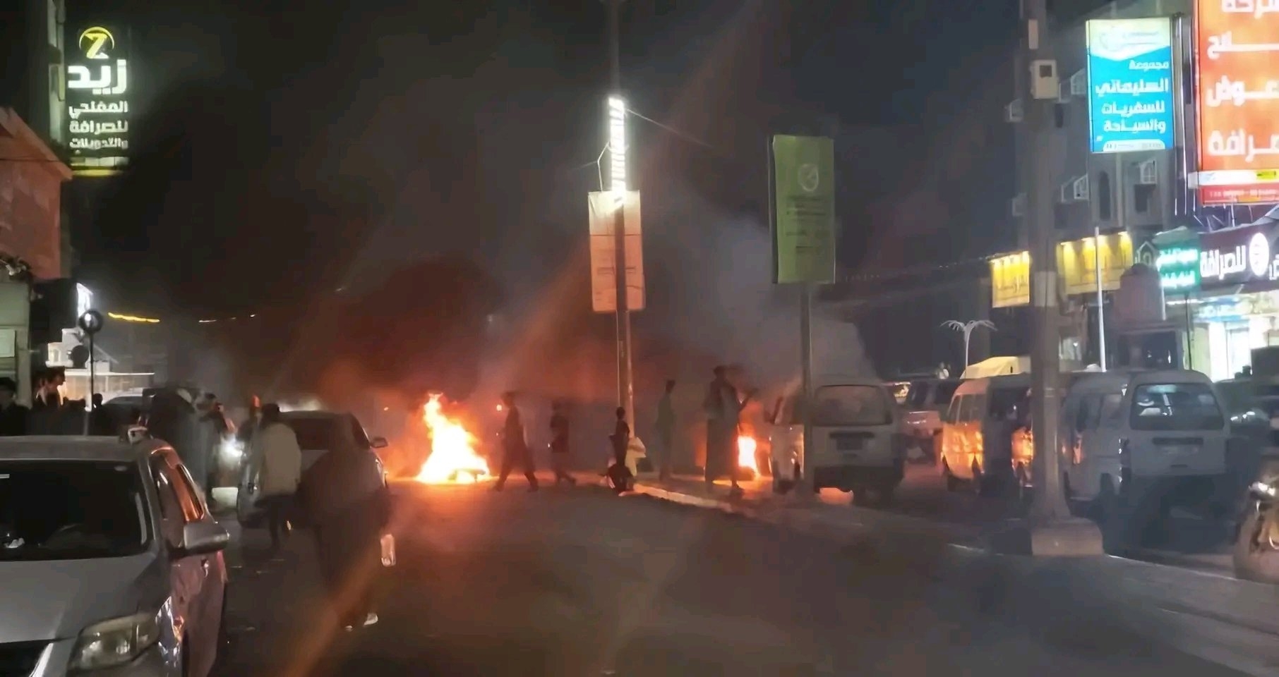 احتجاجات غاضبة في عدن تنديدا بانقطاع الكهرباء ودخول مقطورات “نفط” من مأرب