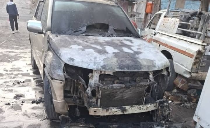 مجهولون يحرقون سيارة القاضي "منير الطيار" في حي الضبوعة وسط مدينة تعز