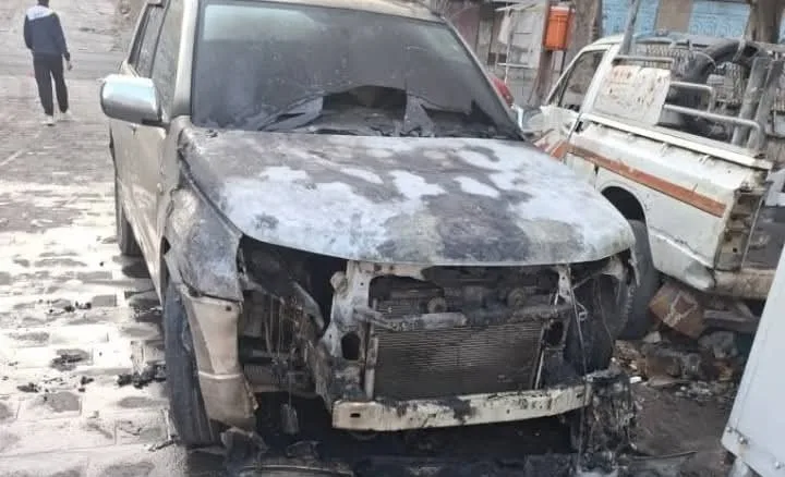 مجهولون يحرقون سيارة القاضي "منير الطيار" في حي الضبوعة وسط مدينة تعز