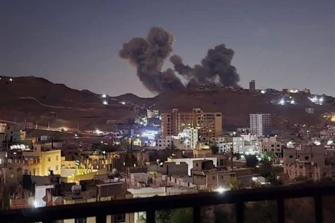 الحوثيون يمنعون تصوير أو نشر معلومات عن الغارات الأمريكية