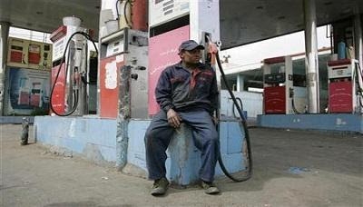 مليشيا الحوثي توجه محطات الوقود بتعبئة كميات محدودة للسيارات