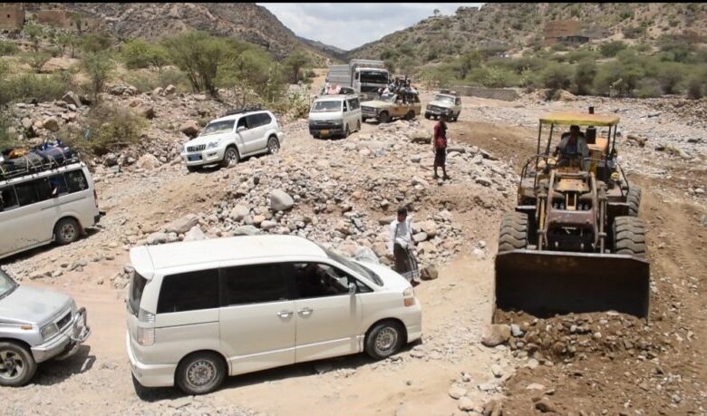 المنفذ الوحيد الرابط بين تعز وعدن.. مئات المسافرين عالقون في وادي المقاطرة بلحج بسبب السيول