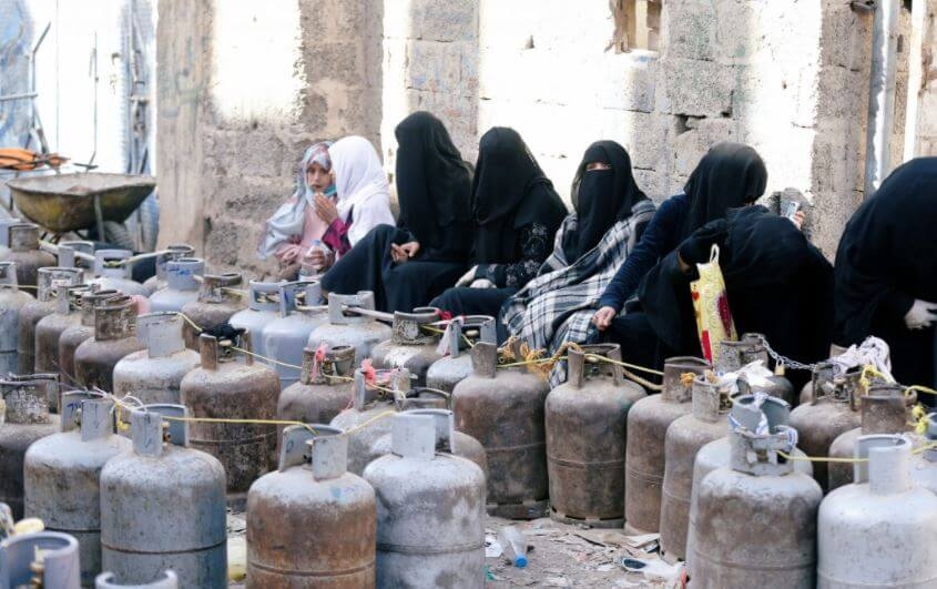 بعد افتعال الحوثيين أزمة خانقة.. صافر تؤكد إرسال الغاز إلى صنعاء بسعر 2300ريال