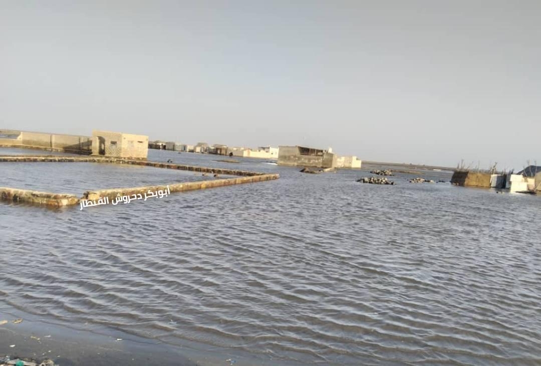 مياه البحر تغمر الأحياء السكنية في مدينة الخوبة الساحلية شمالي الحديدة