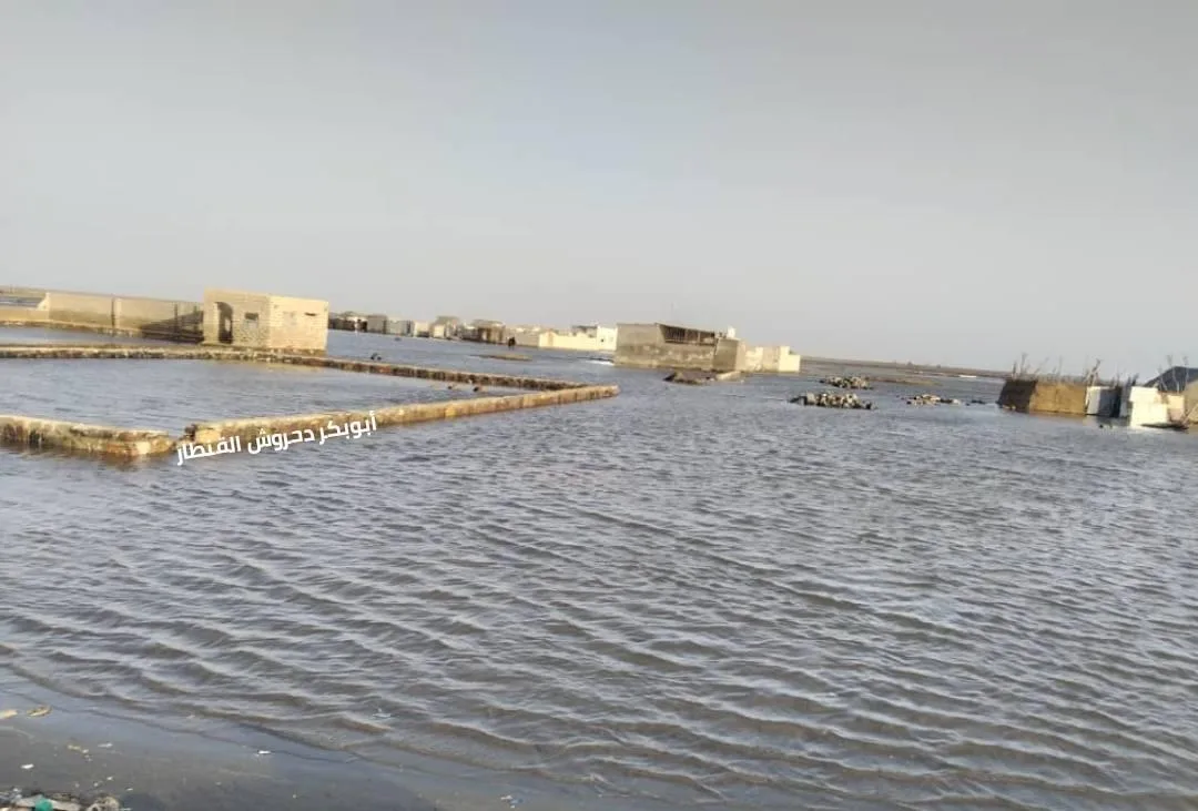 مياه البحر تغمر الأحياء السكنية في مدينة الخوبة الساحلية شمالي الحديدة