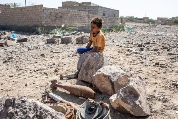 إصابة طفلين بانفجار مقذوف للحوثيين في الوازعية غربي تعز