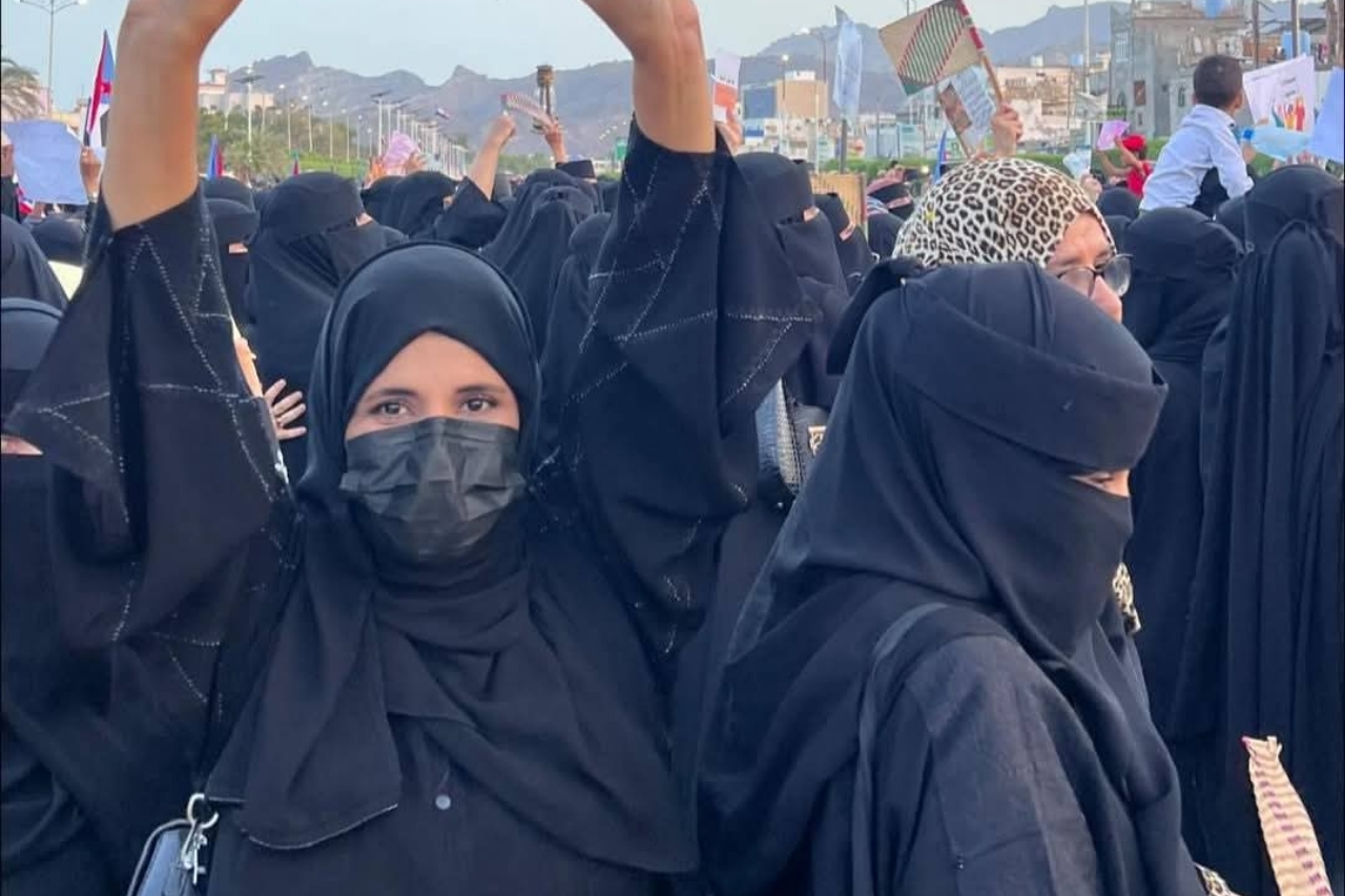 "ثورة النسوان" تعود إلى شوارع عدن رفضًا لانهيار الخدمات