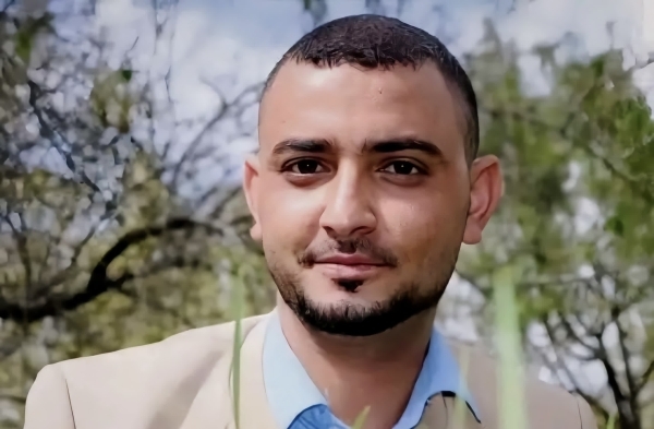 الصحفي "المياحي" يمثل مكبّلًا أمام المحكمة والنيابة تتهم منشوراته بإحداث أزمات متعددة في البلاد