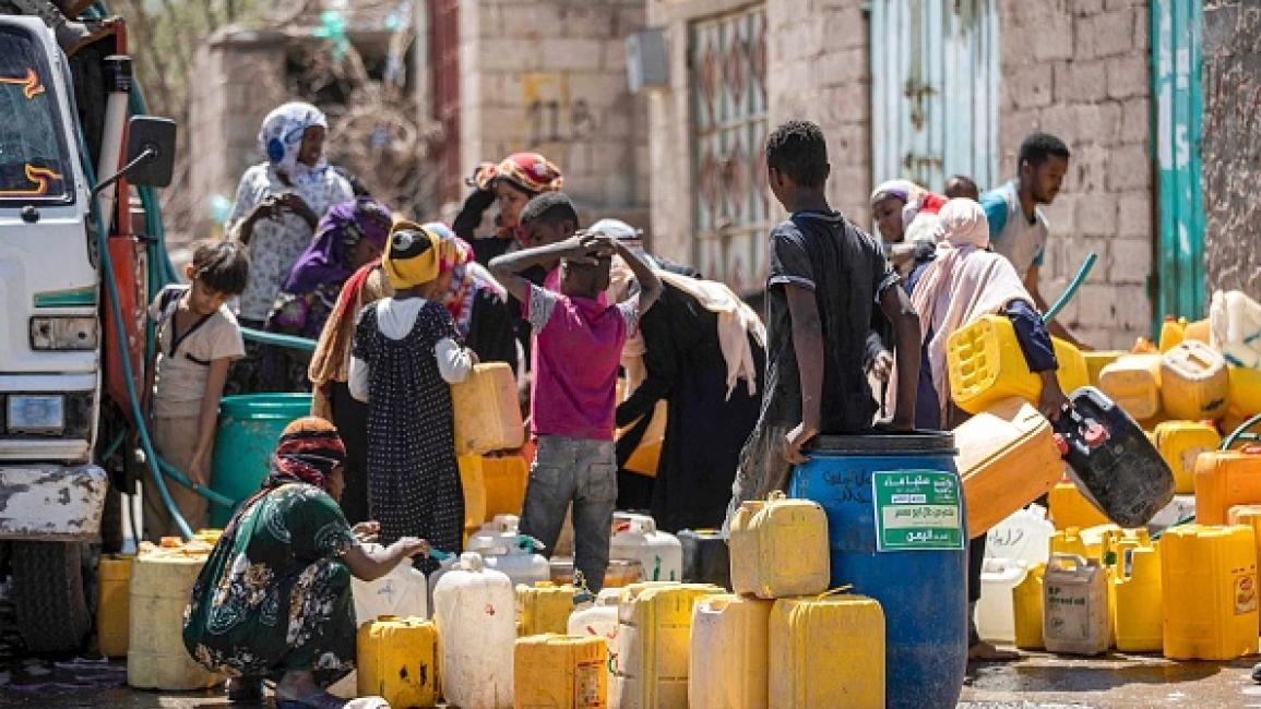 مواطنون لـ"تعز تايم": تسعيرة المياه التي أقرتها السلطة المحلية لم يعمل بها حتى الآن