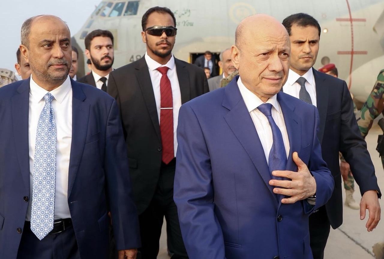 الرئيس العليمي ورئيس الحكومة يعودان إلى عدن