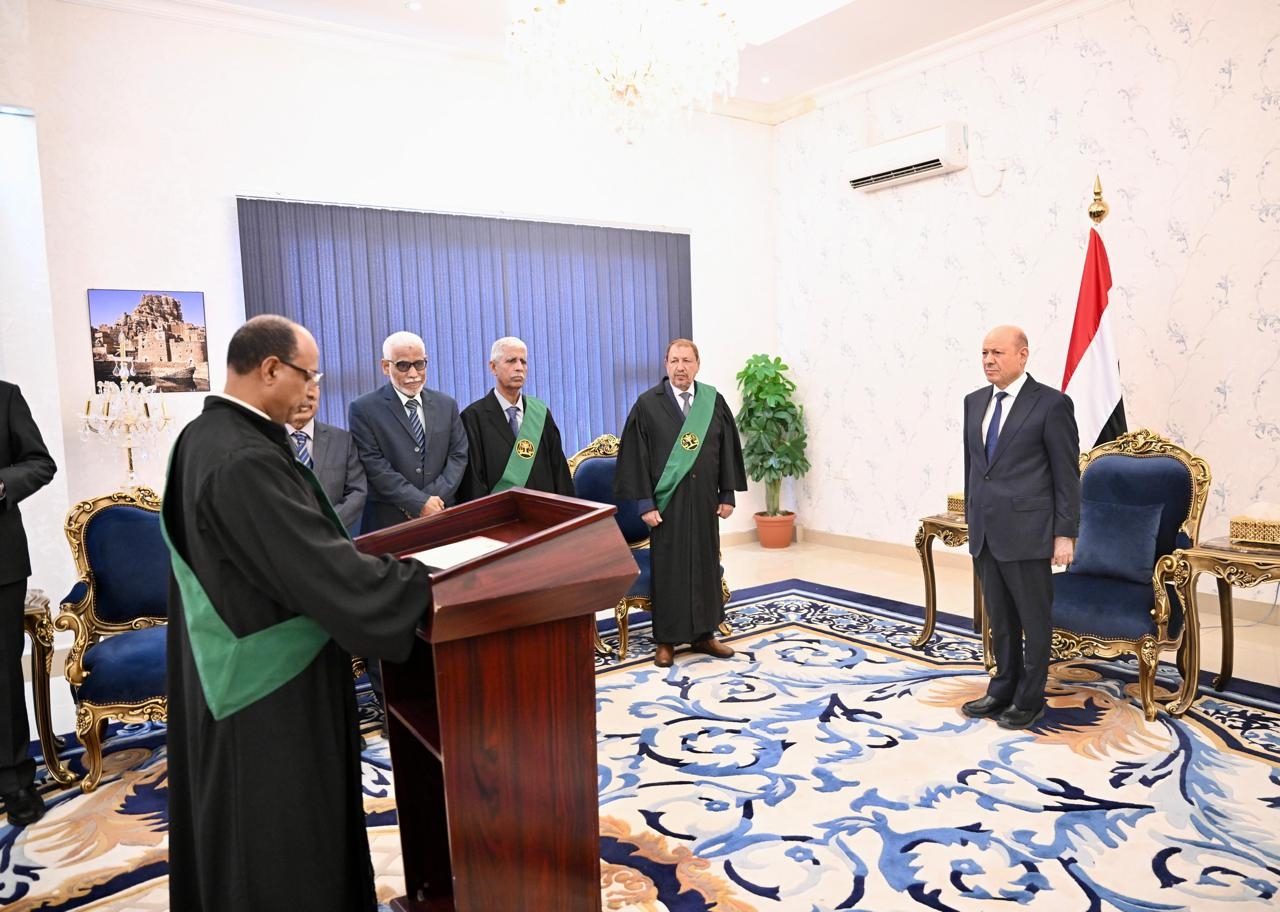 القضاة المعينون أعضاءً في المحكمة العليا يؤدون اليمين القانونية أمام الرئيس العليمي