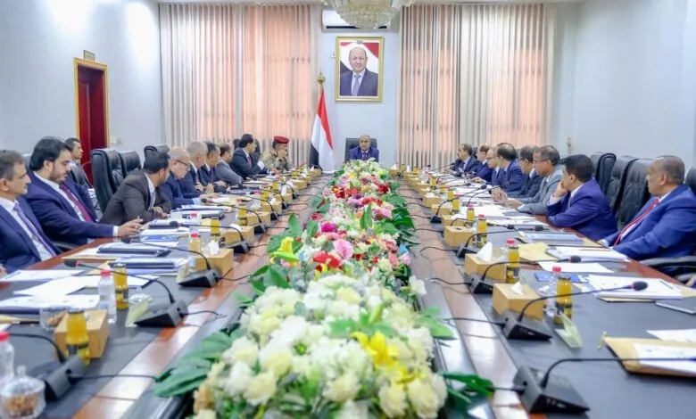 رئيس الوزراء اليمني يطلق خطة “100 يوم” لمعالجة الأوضاع الاقتصادية وتهاوي العملة