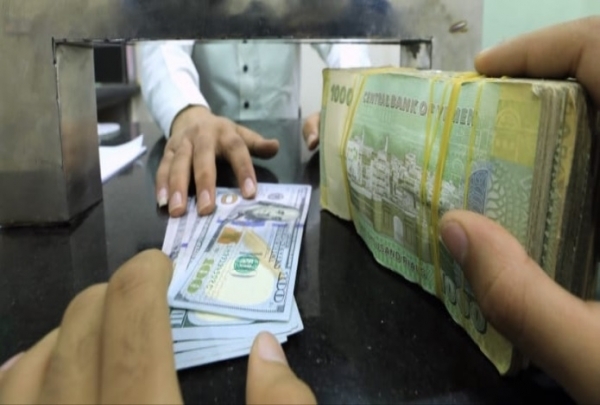 الريال اليمني يواصل الانهيار في عدن وسط أزمة نقدية خانقة