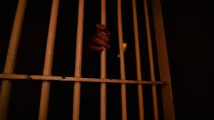 مشاهد صادمة.. مليشيا الحوثي تحتجز عدد من أبناء تعز في غرف ضيقة وسط ظروف صحية سيئة