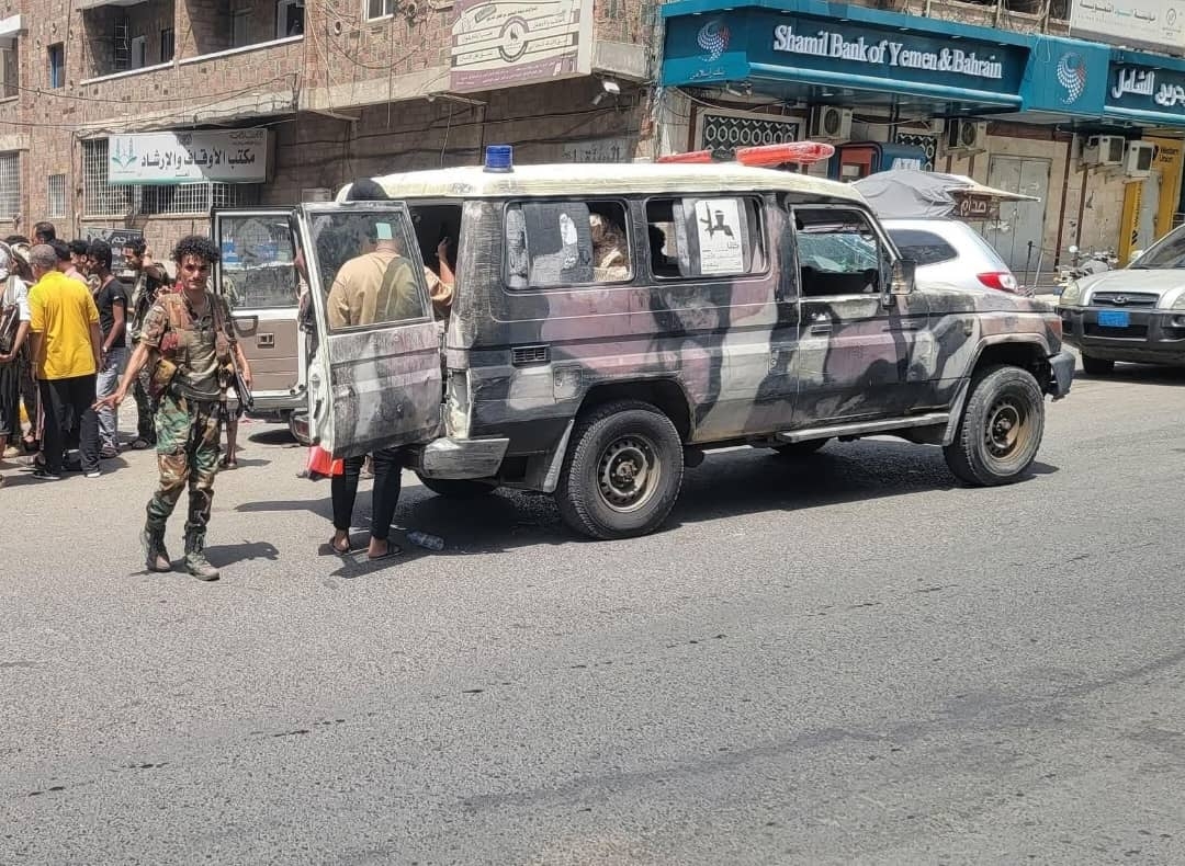 مصدر رسمي لـ"تعز تايم": القيادة العسكرية التزمت بتسفير الجريح مهند عاطف وأعادت فتح المنفذ الشرقي