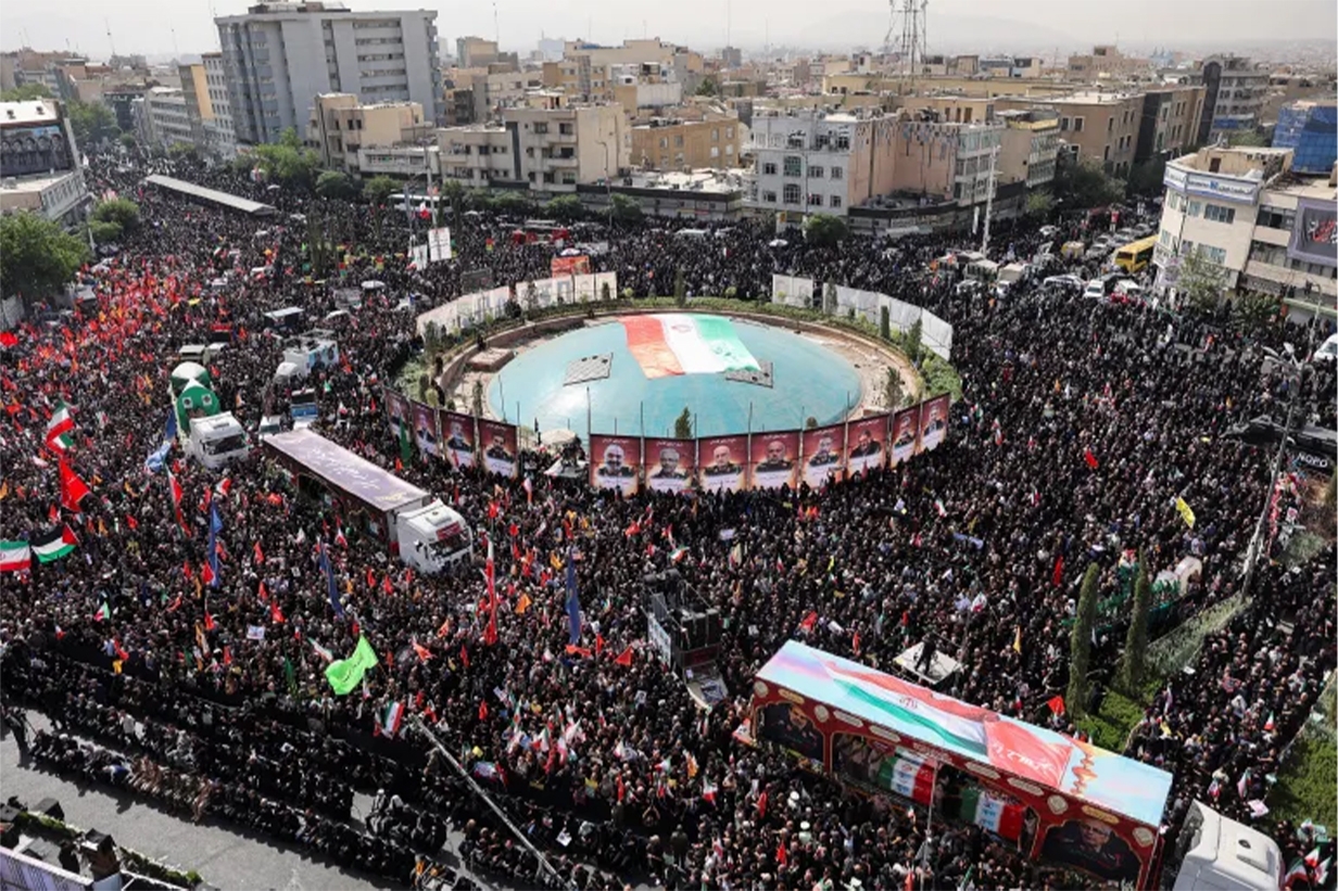إيران تشيع 60 من كبار قادتها العسكريين وعلمائها النوويين