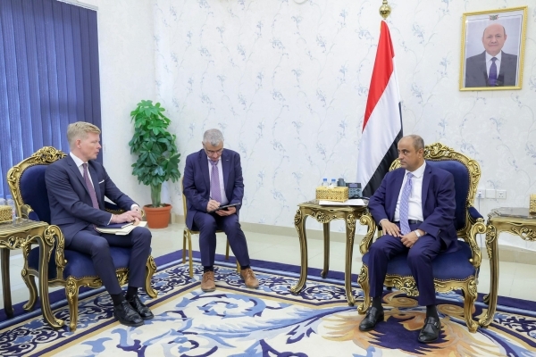 رئيس الوزراء يؤكد على ضرورة معالجة "جذور الصراع" لإنجاح أي تسوية سياسية
