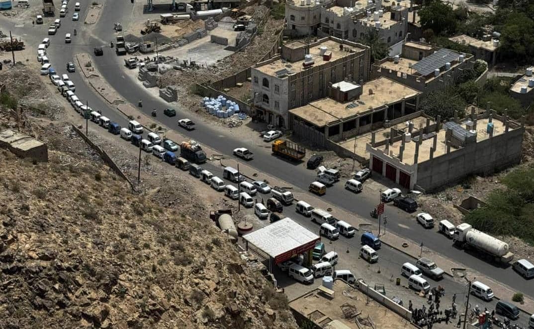 أزمة غاز خانقة في تعز وسط مناشدات من سائقي الباصات والمركبات للشركة اليمنية للغاز