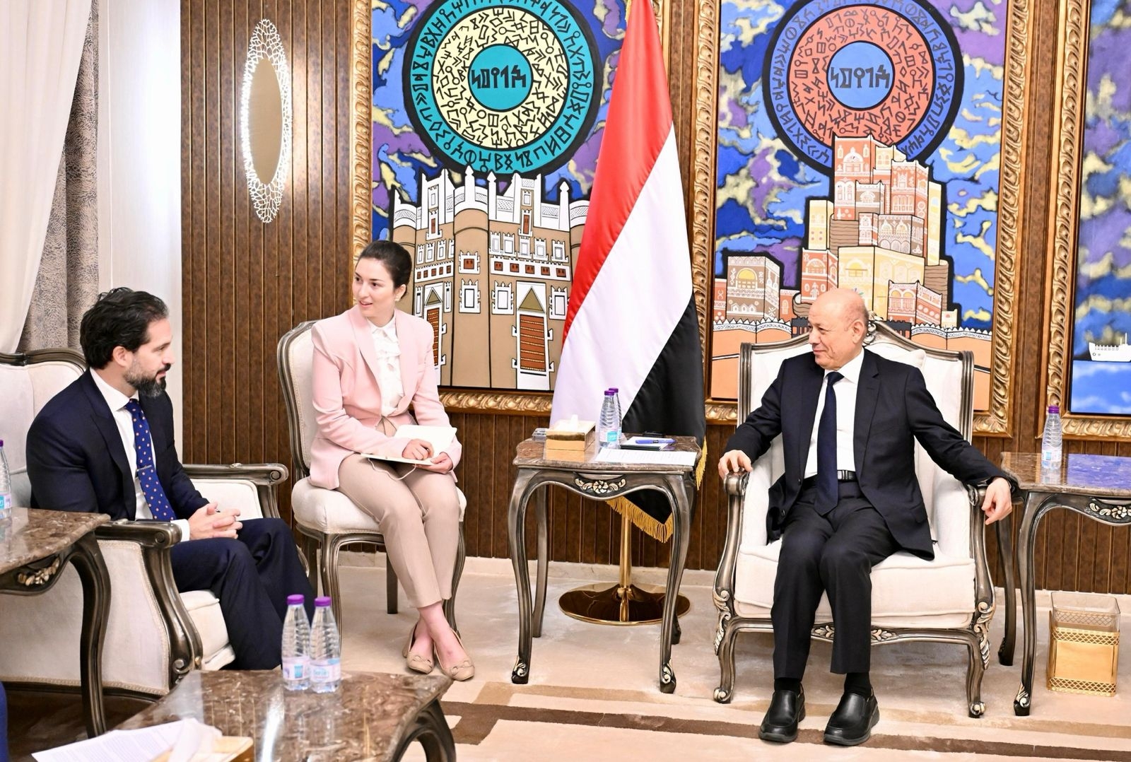 مباحثات بين الرئيس العليمي والجانب الأمريكي حول التصعيد الاقتصادي ضد المليشيا وتوسيع قوائم العقوبات ضدها