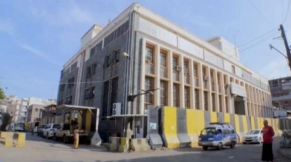 الولايات المتحدة تقول إن إجراءات البنك المركزي بعدن عززت قيمة العملة المحلية بنسبة 50%
