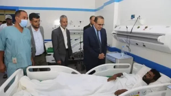 وزير الصحة اليمني يوجه برفع جاهزية المستشفيات وتعزيز مخزونات الطوارئ