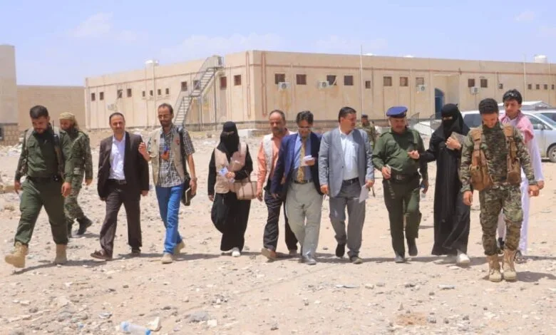 رابطة أمهات المختطفين وفريق حقوقي يزورون سجون مأرب لمناصرة قضايا المحتجزين